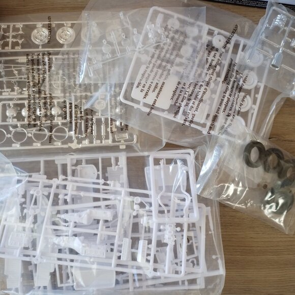 Revell model car kit 29 model A roaderster 2 in 1 open box never used - Picture 4 of 8